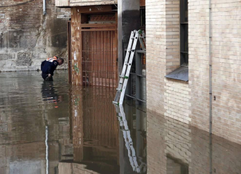 Las copiosas lluvias caídas en toda Navarra en los últimos días pusieron ayer en el punto de mira a los ríos navarros, que estuvieron en estado de alerta durante todo el día. Tras el desborde de los ríos Arga, Arakil, Ega y Aragón este jueves, para hoy el foco se centra en el Ebro, que a las cinco y veinte de la madrugada ha superado los 2.500 m³/s de caudal. A las ocho y media de la mañana, este río registra ya una altura de 7,73 metros y una traída de aguas de 2.644 m³/s.