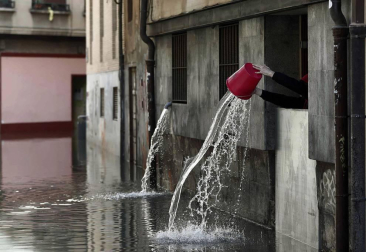 Las copiosas lluvias caídas en toda Navarra en los últimos días pusieron ayer en el punto de mira a los ríos navarros, que estuvieron en estado de alerta durante todo el día. Tras el desborde de los ríos Arga, Arakil, Ega y Aragón este jueves, para hoy el foco se centra en el Ebro, que a las cinco y veinte de la madrugada ha superado los 2.500 m³/s de caudal. A las ocho y media de la mañana, este río registra ya una altura de 7,73 metros y una traída de aguas de 2.644 m³/s.