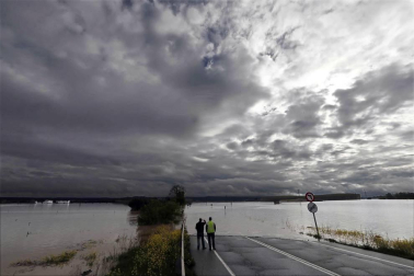 Las copiosas lluvias caídas en toda Navarra en los últimos días pusieron ayer en el punto de mira a los ríos navarros, que estuvieron en estado de alerta durante todo el día. Tras el desborde de los ríos Arga, Arakil, Ega y Aragón este jueves, para hoy el foco se centra en el Ebro, que a las cinco y veinte de la madrugada ha superado los 2.500 m³/s de caudal. A las ocho y media de la mañana, este río registra ya una altura de 7,73 metros y una traída de aguas de 2.644 m³/s.