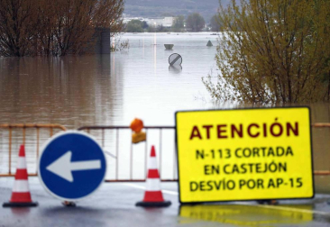 Las copiosas lluvias caídas en toda Navarra en los últimos días pusieron ayer en el punto de mira a los ríos navarros, que estuvieron en estado de alerta durante todo el día. Tras el desborde de los ríos Arga, Arakil, Ega y Aragón este jueves, para hoy el foco se centra en el Ebro, que a las cinco y veinte de la madrugada ha superado los 2.500 m³/s de caudal. A las ocho y media de la mañana, este río registra ya una altura de 7,73 metros y una traída de aguas de 2.644 m³/s.