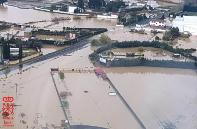 Las copiosas lluvias caídas en toda Navarra en los últimos días pusieron ayer en el punto de mira a los ríos navarros, que estuvieron en estado de alerta durante todo el día. Tras el desborde de los ríos Arga, Arakil, Ega y Aragón este jueves, para hoy el foco se centra en el Ebro, que a las cinco y veinte de la madrugada ha superado los 2.500 m³/s de caudal. A las ocho y media de la mañana, este río registra ya una altura de 7,73 metros y una traída de aguas de 2.644 m³/s.