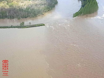 Las copiosas lluvias caídas en toda Navarra en los últimos días pusieron ayer en el punto de mira a los ríos navarros, que estuvieron en estado de alerta durante todo el día. Tras el desborde de los ríos Arga, Arakil, Ega y Aragón este jueves, para hoy el foco se centra en el Ebro, que a las cinco y veinte de la madrugada ha superado los 2.500 m³/s de caudal. A las ocho y media de la mañana, este río registra ya una altura de 7,73 metros y una traída de aguas de 2.644 m³/s.