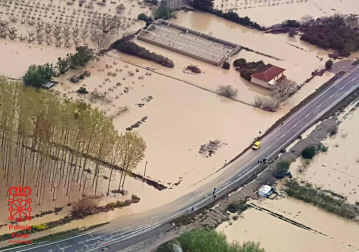 Las copiosas lluvias caídas en toda Navarra en los últimos días pusieron ayer en el punto de mira a los ríos navarros, que estuvieron en estado de alerta durante todo el día. Tras el desborde de los ríos Arga, Arakil, Ega y Aragón este jueves, para hoy el foco se centra en el Ebro, que a las cinco y veinte de la madrugada ha superado los 2.500 m³/s de caudal. A las ocho y media de la mañana, este río registra ya una altura de 7,73 metros y una traída de aguas de 2.644 m³/s.