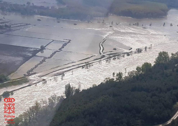 Las copiosas lluvias caídas en toda Navarra en los últimos días pusieron ayer en el punto de mira a los ríos navarros, que estuvieron en estado de alerta durante todo el día. Tras el desborde de los ríos Arga, Arakil, Ega y Aragón este jueves, para hoy el foco se centra en el Ebro, que a las cinco y veinte de la madrugada ha superado los 2.500 m³/s de caudal. A las ocho y media de la mañana, este río registra ya una altura de 7,73 metros y una traída de aguas de 2.644 m³/s.