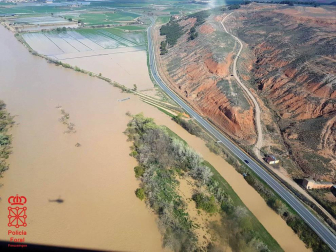 Las copiosas lluvias caídas en toda Navarra en los últimos días pusieron ayer en el punto de mira a los ríos navarros, que estuvieron en estado de alerta durante todo el día. Tras el desborde de los ríos Arga, Arakil, Ega y Aragón este jueves, para hoy el foco se centra en el Ebro, que a las cinco y veinte de la madrugada ha superado los 2.500 m³/s de caudal. A las ocho y media de la mañana, este río registra ya una altura de 7,73 metros y una traída de aguas de 2.644 m³/s.