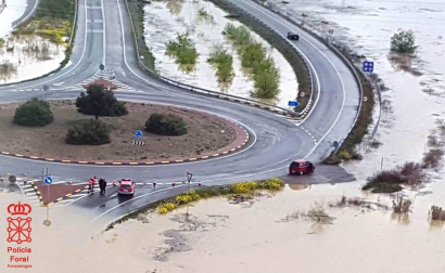 Las copiosas lluvias caídas en toda Navarra en los últimos días pusieron ayer en el punto de mira a los ríos navarros, que estuvieron en estado de alerta durante todo el día. Tras el desborde de los ríos Arga, Arakil, Ega y Aragón este jueves, para hoy el foco se centra en el Ebro, que a las cinco y veinte de la madrugada ha superado los 2.500 m³/s de caudal. A las ocho y media de la mañana, este río registra ya una altura de 7,73 metros y una traída de aguas de 2.644 m³/s.