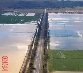 Las copiosas lluvias caídas en toda Navarra en los últimos días pusieron ayer en el punto de mira a los ríos navarros, que estuvieron en estado de alerta durante todo el día. Tras el desborde de los ríos Arga, Arakil, Ega y Aragón este jueves, para hoy el foco se centra en el Ebro, que a las cinco y veinte de la madrugada ha superado los 2.500 m³/s de caudal. A las ocho y media de la mañana, este río registra ya una altura de 7,73 metros y una traída de aguas de 2.644 m³/s.