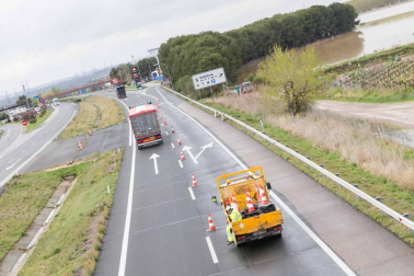 Las copiosas lluvias caídas en toda Navarra en los últimos días pusieron ayer en el punto de mira a los ríos navarros, que estuvieron en estado de alerta durante todo el día. Tras el desborde de los ríos Arga, Arakil, Ega y Aragón este jueves, para hoy el foco se centra en el Ebro, que a las cinco y veinte de la madrugada ha superado los 2.500 m³/s de caudal. A las ocho y media de la mañana, este río registra ya una altura de 7,73 metros y una traída de aguas de 2.644 m³/s.