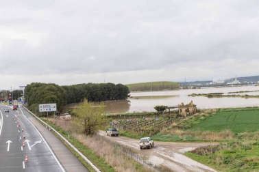 Las copiosas lluvias caídas en toda Navarra en los últimos días pusieron ayer en el punto de mira a los ríos navarros, que estuvieron en estado de alerta durante todo el día. Tras el desborde de los ríos Arga, Arakil, Ega y Aragón este jueves, para hoy el foco se centra en el Ebro, que a las cinco y veinte de la madrugada ha superado los 2.500 m³/s de caudal. A las ocho y media de la mañana, este río registra ya una altura de 7,73 metros y una traída de aguas de 2.644 m³/s.
