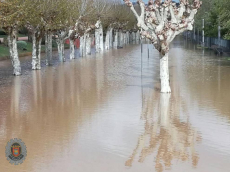 Las copiosas lluvias caídas en toda Navarra en los últimos días pusieron ayer en el punto de mira a los ríos navarros, que estuvieron en estado de alerta durante todo el día. Tras el desborde de los ríos Arga, Arakil, Ega y Aragón este jueves, para hoy el foco se centra en el Ebro, que a las cinco y veinte de la madrugada ha superado los 2.500 m³/s de caudal. A las ocho y media de la mañana, este río registra ya una altura de 7,73 metros y una traída de aguas de 2.644 m³/s.