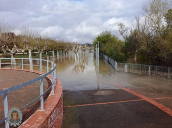 Las copiosas lluvias caídas en toda Navarra en los últimos días pusieron ayer en el punto de mira a los ríos navarros, que estuvieron en estado de alerta durante todo el día. Tras el desborde de los ríos Arga, Arakil, Ega y Aragón este jueves, para hoy el foco se centra en el Ebro, que a las cinco y veinte de la madrugada ha superado los 2.500 m³/s de caudal. A las ocho y media de la mañana, este río registra ya una altura de 7,73 metros y una traída de aguas de 2.644 m³/s.