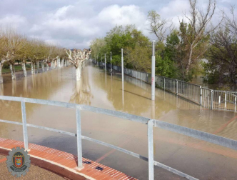 Las copiosas lluvias caídas en toda Navarra en los últimos días pusieron ayer en el punto de mira a los ríos navarros, que estuvieron en estado de alerta durante todo el día. Tras el desborde de los ríos Arga, Arakil, Ega y Aragón este jueves, para hoy el foco se centra en el Ebro, que a las cinco y veinte de la madrugada ha superado los 2.500 m³/s de caudal. A las ocho y media de la mañana, este río registra ya una altura de 7,73 metros y una traída de aguas de 2.644 m³/s.
