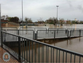 Las copiosas lluvias caídas en toda Navarra en los últimos días pusieron ayer en el punto de mira a los ríos navarros, que estuvieron en estado de alerta durante todo el día. Tras el desborde de los ríos Arga, Arakil, Ega y Aragón este jueves, para hoy el foco se centra en el Ebro, que a las cinco y veinte de la madrugada ha superado los 2.500 m³/s de caudal. A las ocho y media de la mañana, este río registra ya una altura de 7,73 metros y una traída de aguas de 2.644 m³/s.