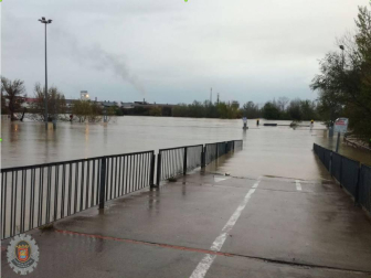 Las copiosas lluvias caídas en toda Navarra en los últimos días pusieron ayer en el punto de mira a los ríos navarros, que estuvieron en estado de alerta durante todo el día. Tras el desborde de los ríos Arga, Arakil, Ega y Aragón este jueves, para hoy el foco se centra en el Ebro, que a las cinco y veinte de la madrugada ha superado los 2.500 m³/s de caudal. A las ocho y media de la mañana, este río registra ya una altura de 7,73 metros y una traída de aguas de 2.644 m³/s.