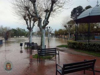 Las copiosas lluvias caídas en toda Navarra en los últimos días pusieron ayer en el punto de mira a los ríos navarros, que estuvieron en estado de alerta durante todo el día. Tras el desborde de los ríos Arga, Arakil, Ega y Aragón este jueves, para hoy el foco se centra en el Ebro, que a las cinco y veinte de la madrugada ha superado los 2.500 m³/s de caudal. A las ocho y media de la mañana, este río registra ya una altura de 7,73 metros y una traída de aguas de 2.644 m³/s.