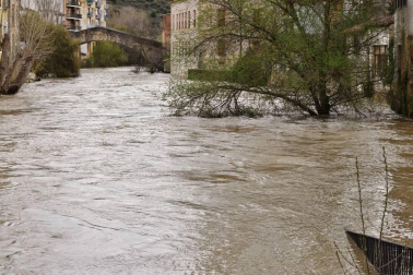 La recta de Arguedas con agua del barranco de Las Limas, cortes en la NA-134 y agua en las Bardenas tras las lluvias del 12 de abril.