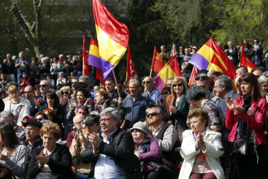 Imágenes del acto celebrado en la Vuelta del Castillo de Pamplona con motivo de la conmemoración de la instauración de la II República.