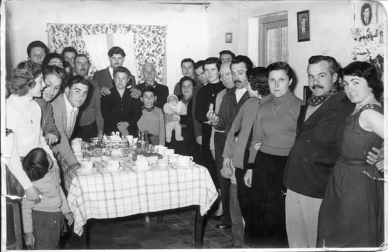 Mi abuelo Julio Antunez y sus hijos y nietos .el regordete soy yo en brazos de mi madre.