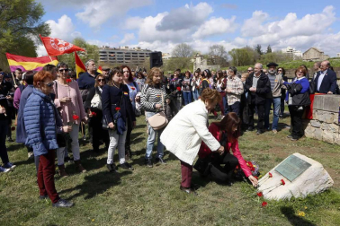 Imágenes del acto celebrado en la Vuelta del Castillo de Pamplona con motivo de la conmemoración de la instauración de la II República.