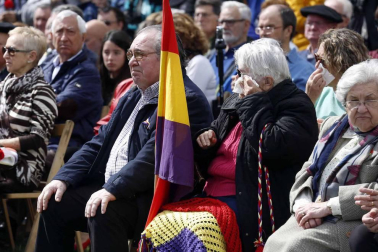 Imágenes del acto celebrado en la Vuelta del Castillo de Pamplona con motivo de la conmemoración de la instauración de la II República.