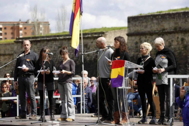 Imágenes del acto celebrado en la Vuelta del Castillo de Pamplona con motivo de la conmemoración de la instauración de la II República.