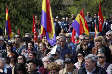 Imágenes del acto celebrado en la Vuelta del Castillo de Pamplona con motivo de la conmemoración de la instauración de la II República.