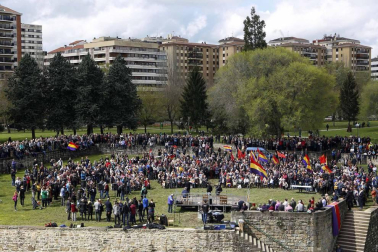 Imágenes del acto celebrado en la Vuelta del Castillo de Pamplona con motivo de la conmemoración de la instauración de la II República.
