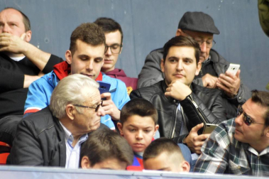 ¿Estuviste en el estadio durante el partido? Trata de encontrarte en la grada.
