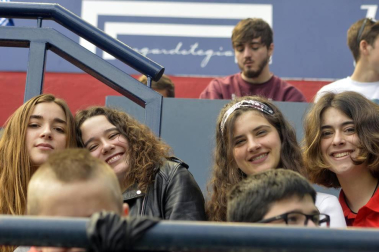 ¿Estuviste en el estadio durante el partido? Trata de encontrarte en la grada.