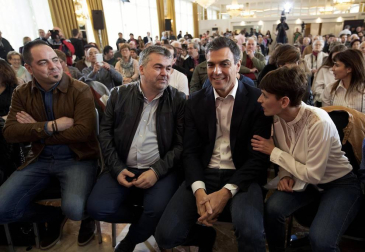 Pedro Sánchez lamenta que Navarra está “en una guerra de banderas”