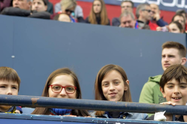 ¿Estuviste en el estadio durante el partido? Trata de encontrarte en la grada.