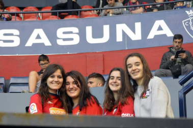 ¿Estuviste en el estadio durante el partido? Trata de encontrarte en la grada.
