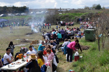 Numerosas cuadrillas corellanas se reunieron en los alrededores de la ermita de la Virgen del Villar para celebrar las tradicionales comidas.