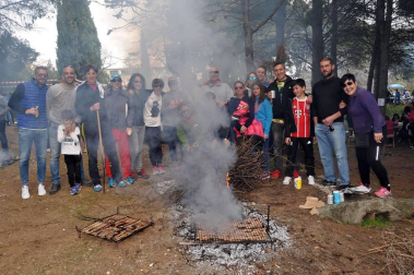 Numerosas cuadrillas corellanas se reunieron en los alrededores de la ermita de la Virgen del Villar para celebrar las tradicionales comidas.