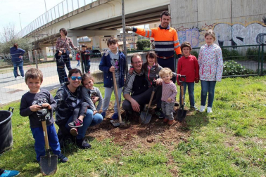 Tudela celebró una nueva edición de la Fiesta del Árbol, con la tradicional plantación de 20 árboles de 3 especies junto a la zona deportiva y cerca del antiguo silo.