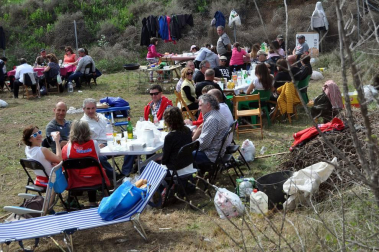 Numerosas cuadrillas corellanas se reunieron en los alrededores de la ermita de la Virgen del Villar para celebrar las tradicionales comidas.