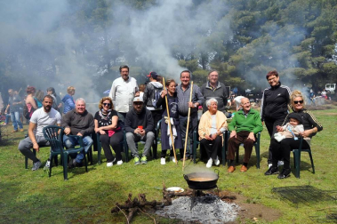 Numerosas cuadrillas corellanas se reunieron en los alrededores de la ermita de la Virgen del Villar para celebrar las tradicionales comidas.