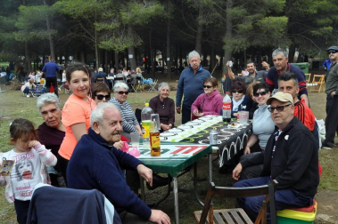 Numerosas cuadrillas corellanas se reunieron en los alrededores de la ermita de la Virgen del Villar para celebrar las tradicionales comidas.