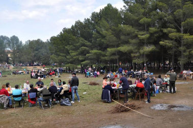 Numerosas cuadrillas corellanas se reunieron en los alrededores de la ermita de la Virgen del Villar para celebrar las tradicionales comidas.