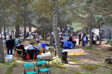 Numerosas cuadrillas corellanas se reunieron en los alrededores de la ermita de la Virgen del Villar para celebrar las tradicionales comidas.