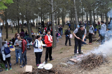 Numerosas cuadrillas corellanas se reunieron en los alrededores de la ermita de la Virgen del Villar para celebrar las tradicionales comidas.