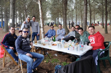 Numerosas cuadrillas corellanas se reunieron en los alrededores de la ermita de la Virgen del Villar para celebrar las tradicionales comidas.