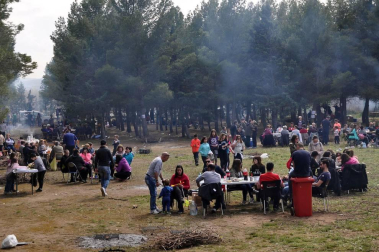Numerosas cuadrillas corellanas se reunieron en los alrededores de la ermita de la Virgen del Villar para celebrar las tradicionales comidas.