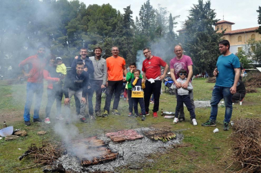 Numerosas cuadrillas corellanas se reunieron en los alrededores de la ermita de la Virgen del Villar para celebrar las tradicionales comidas.
