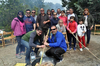 Numerosas cuadrillas corellanas se reunieron en los alrededores de la ermita de la Virgen del Villar para celebrar las tradicionales comidas.