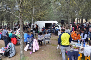 Numerosas cuadrillas corellanas se reunieron en los alrededores de la ermita de la Virgen del Villar para celebrar las tradicionales comidas.