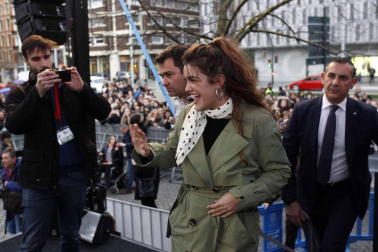 Cientos de admiradores de todas las edades se han acercado este viernes por la tarde hasta la plaza de Baluarte para conseguir un disco firmado por la ganadora de la última edición de 'Operación Triunfo'