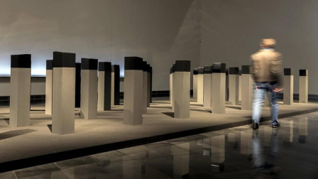 El Museo Universidad de Navarra acoge la exposición de la artista navarra bajo el título 'Menhires'.