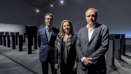 El Museo Universidad de Navarra acoge la exposición de la artista navarra bajo el título 'Menhires'.