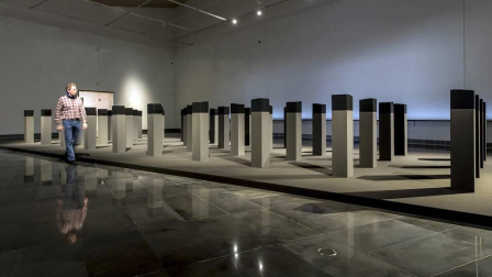El Museo Universidad de Navarra acoge la exposición de la artista navarra bajo el título 'Menhires'.